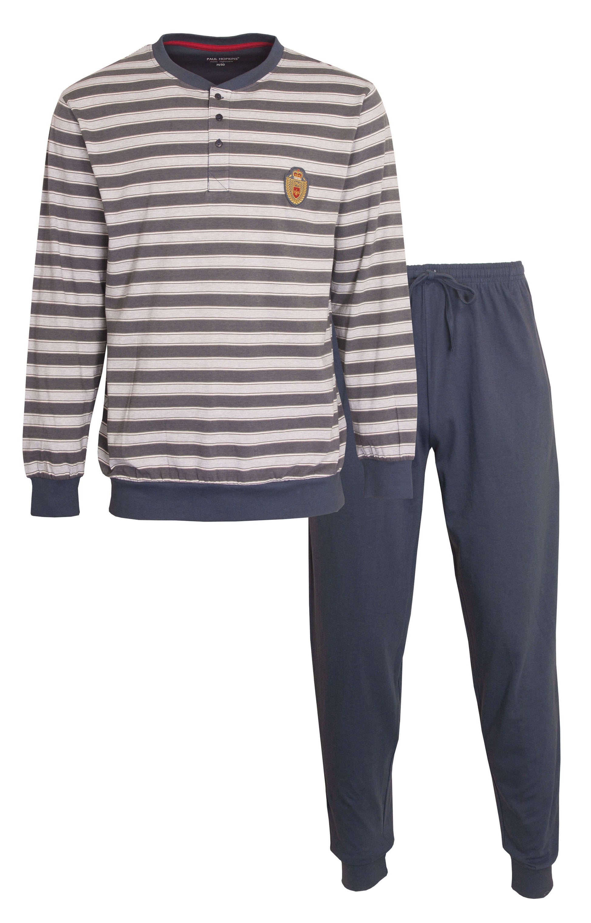 Gestreepte pyjama set met blauw-grijze top en effen blauwe broek. Logo op borstzak en knoopsluiting.