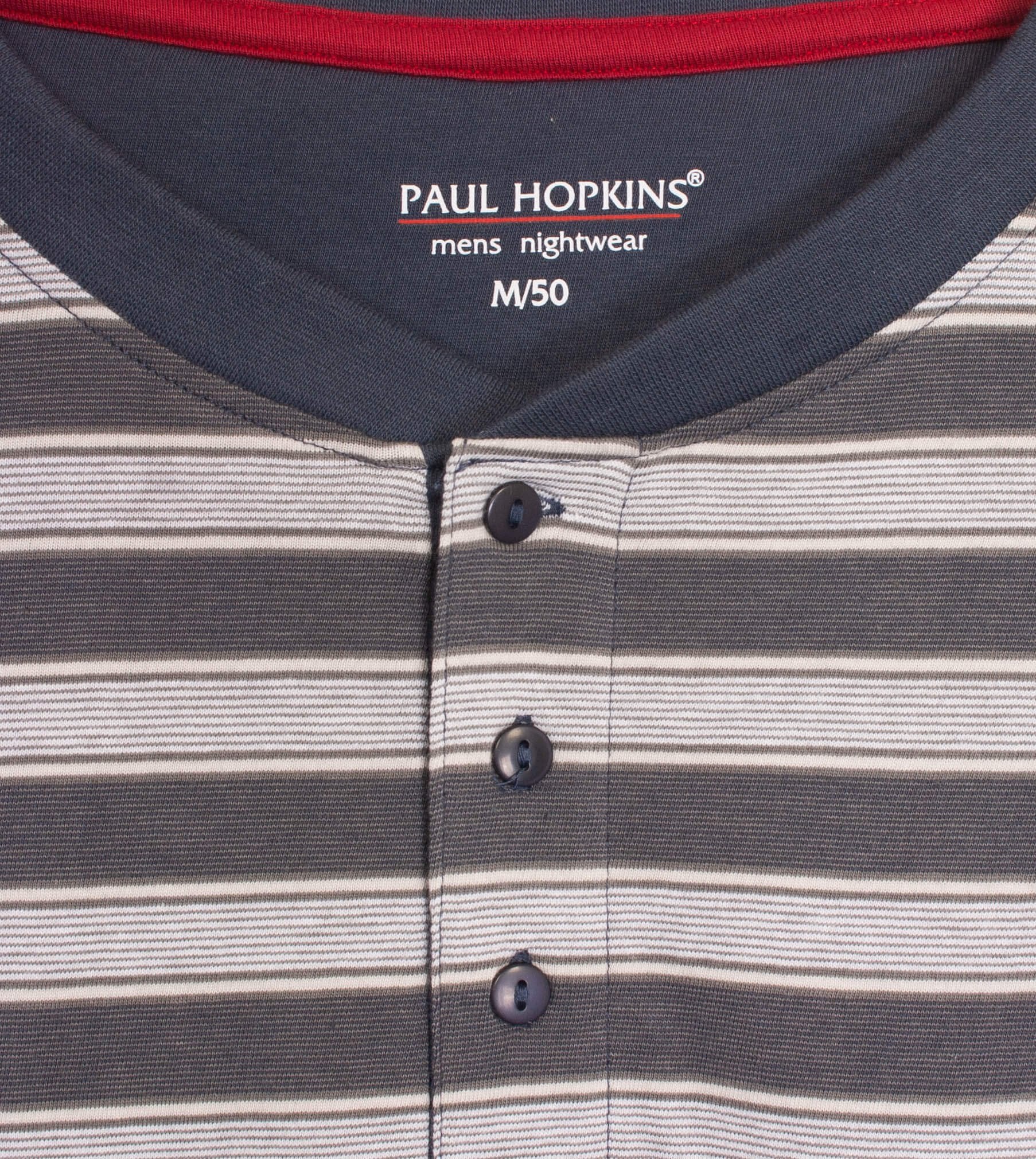 Gestreepte heren pyjama top van Paul Hopkins in blauw en grijs, met knoopsluiting en merklogo op de borst.