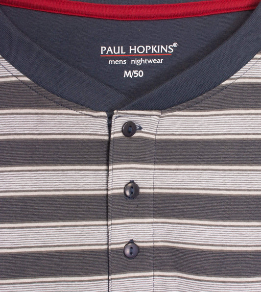 Gestreepte heren pyjama top van Paul Hopkins in blauw en grijs, met knoopsluiting en merklogo op de borst.