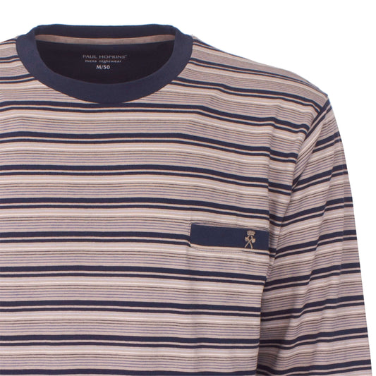 Gestreepte heren pyjama top in donkerblauw en beige tinten, met rorstzakje en Paul Hopkins logo