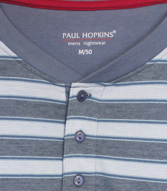 Grijze gestreepte Paul Hopkins herenpyjama met polo-sluiting, lange mouwen en knoopsluiting aan de hals.