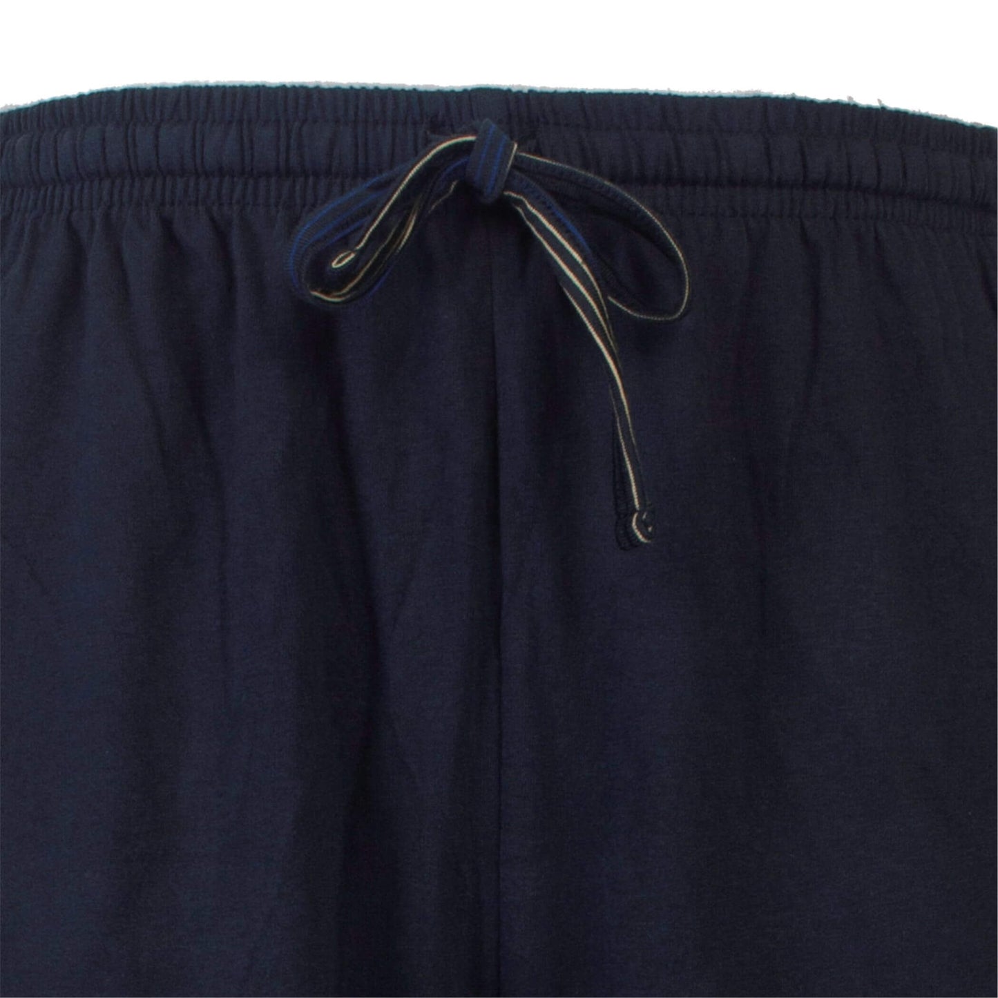 Close-up van een indigo blauwe pyjama broek met elastische tailleband en aantrekkoord.