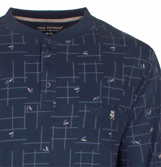Donkerblauwe herenpyjama met polo-sluiting, geometrisch patroon en kleine veerprint, merk Paul Hopkins