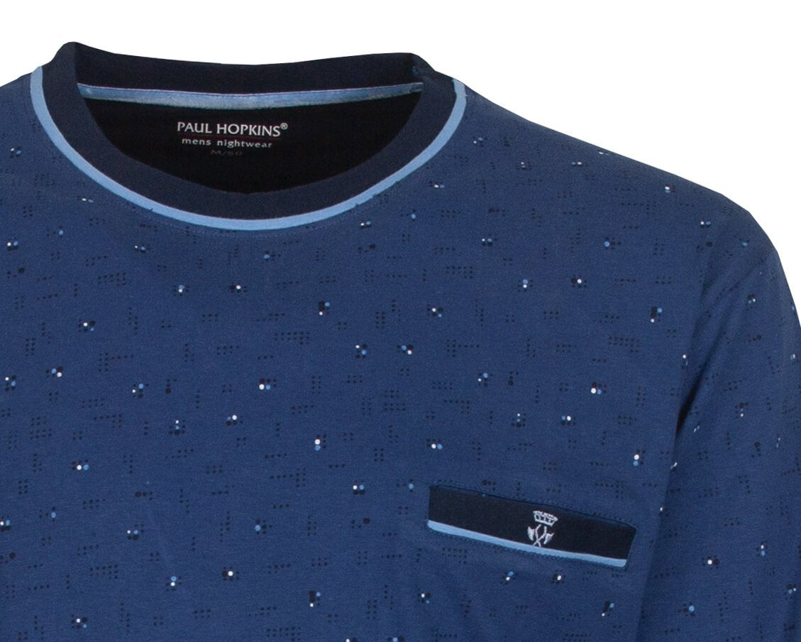 Blauwe pyjama top met ronde hals, gespikkeld patroon en kleine borstzak met logo-embleem.