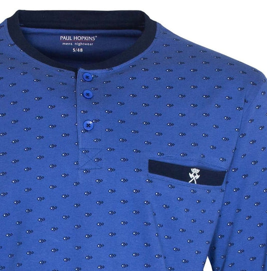 Blauwe pyjama top met klein patroon, polosluiting, borstzakje met logo en lange mouwen. Merk Paul Hopkins.