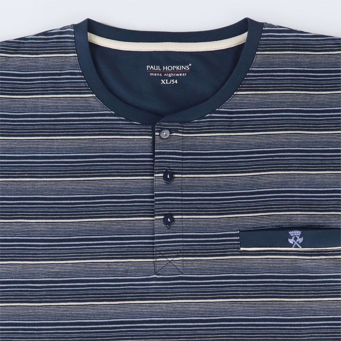 Blauw gestreepte pyjama top met lange mouwen, ronde hals, knoopsluiting en borstzakje met geborduurd logo