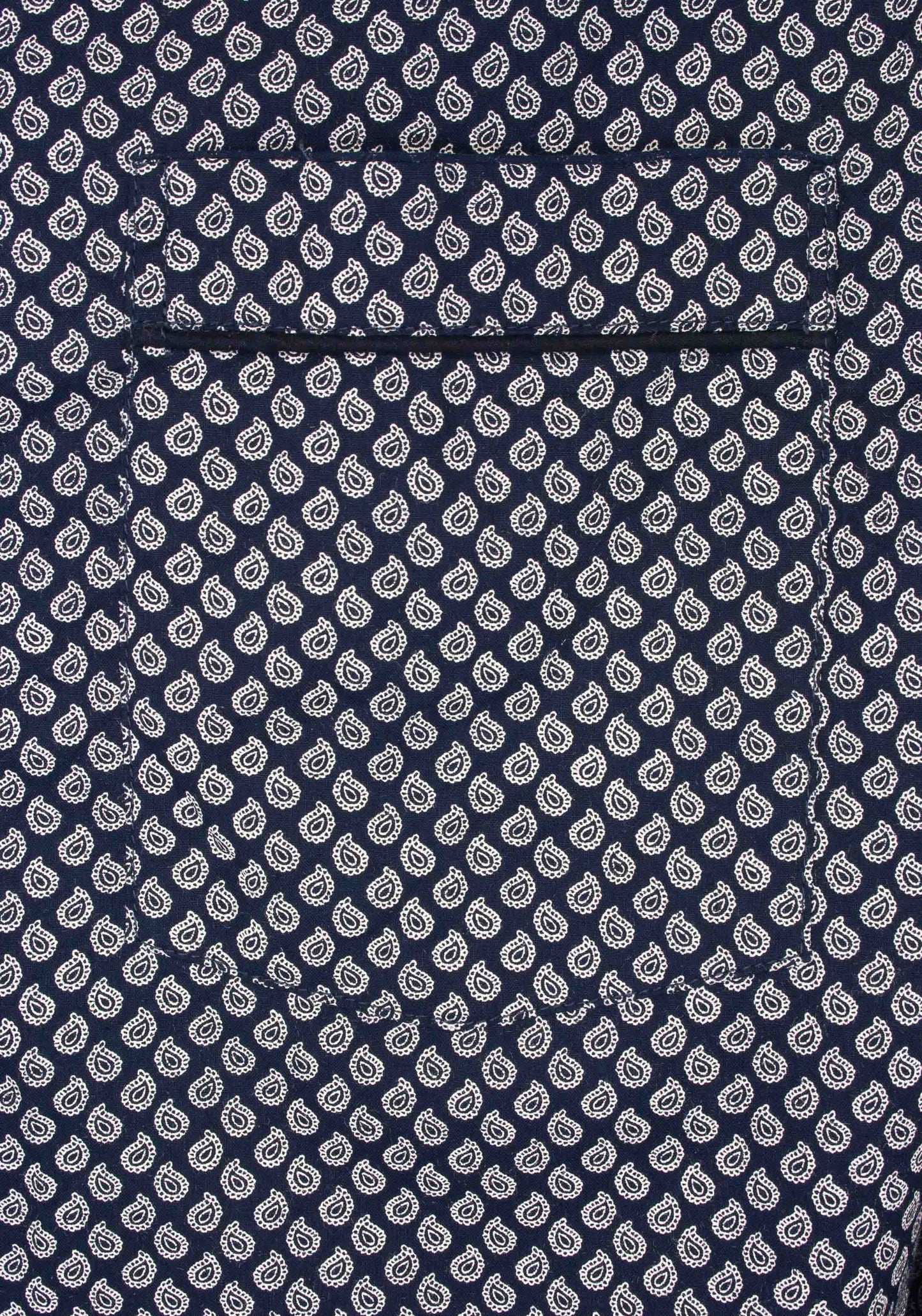 Blauw-witte doorknoop pyjama met paisley patroon op het shirt en effen broek, gemaakt van katoen.