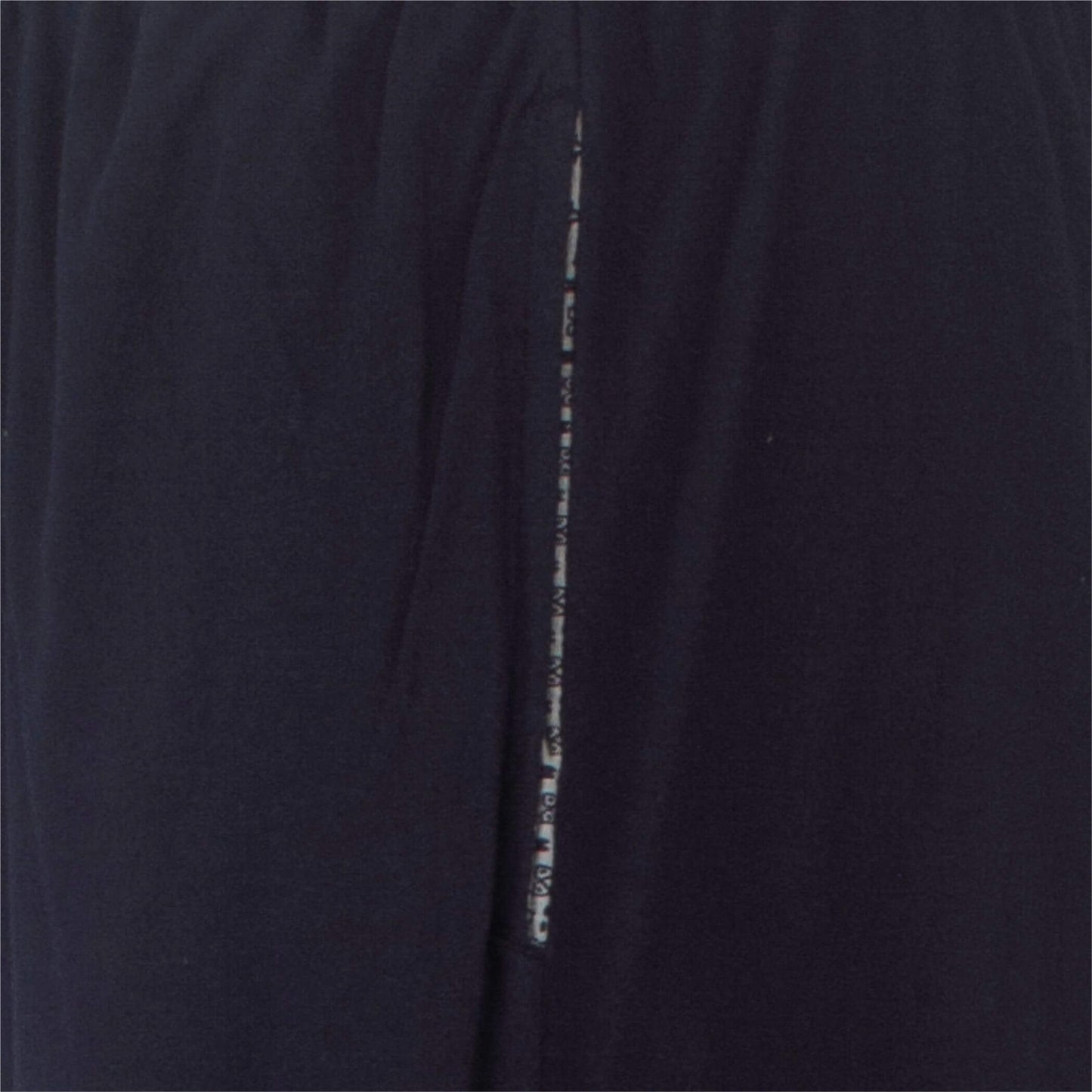 Close-up van donkerblauwe katoenen pyjamastof met subtiele verticale streep en geprint dessin