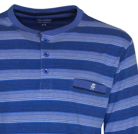 Blauw gestreepte pyjama top van Paul Hopkins met ronde hals, polosluiting en borstzakje met geborduurd logo.