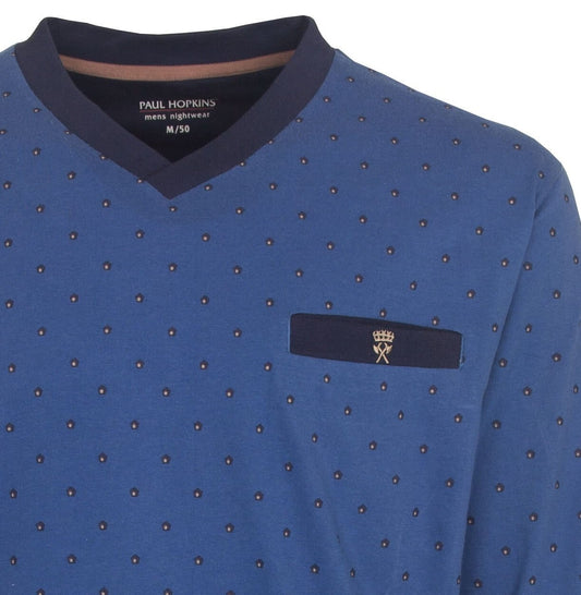 Blauwe pyjama top met V-hals, lange mouwen, stippenpatroon en een borstzakje met geborduurd logo