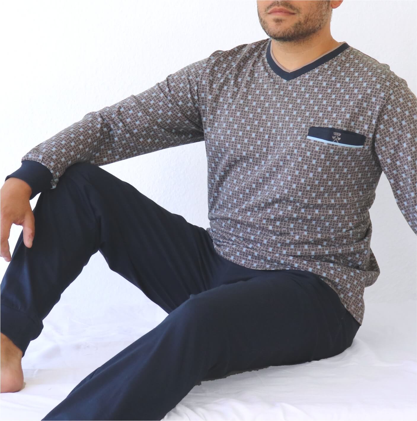 Heren pyjama met khaki geruit shirt en lange mouwen, donkerblauwe broek, zittend op witte achtergrond.