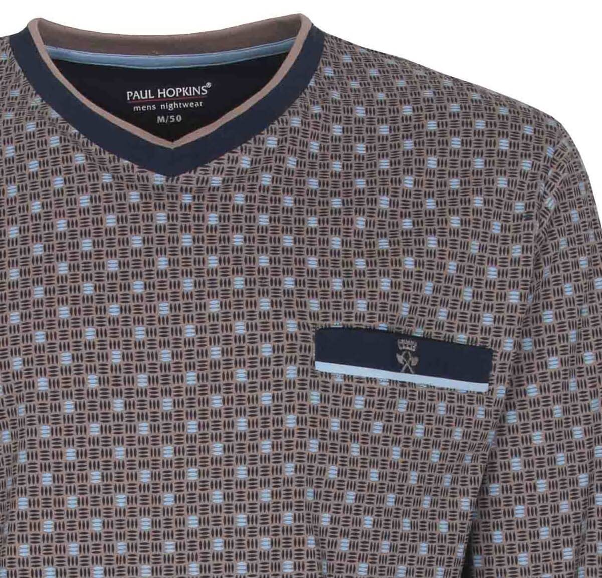 Khaki heren pyjama top met V-hals en klein borstzakje, bedrukt met geometrisch patroon in bruin en lichtblauw.
