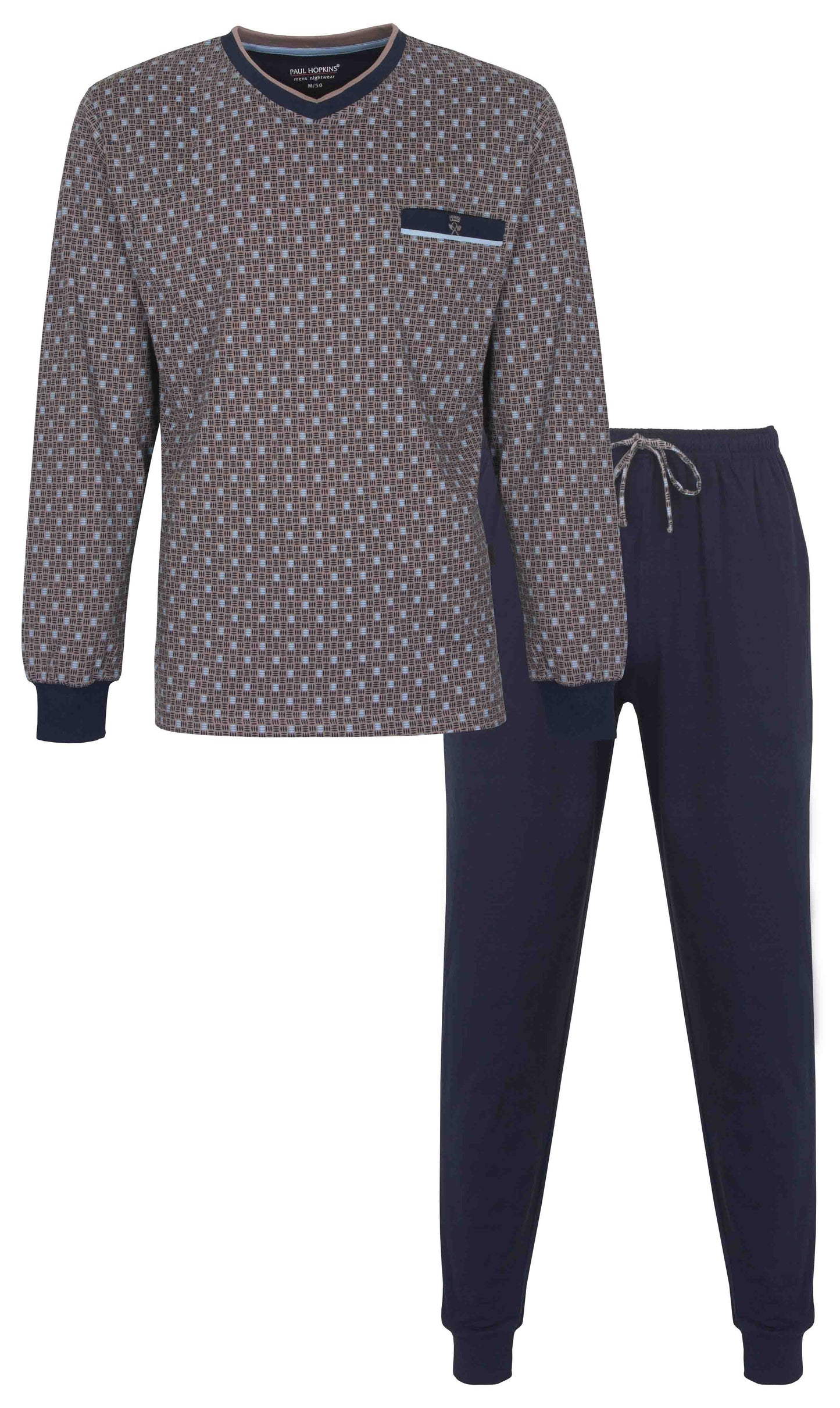 Khaki pyjama set met geometrisch patroon op shirt en effen broek. V-hals en lange mouwen, gemaakt van katoen.