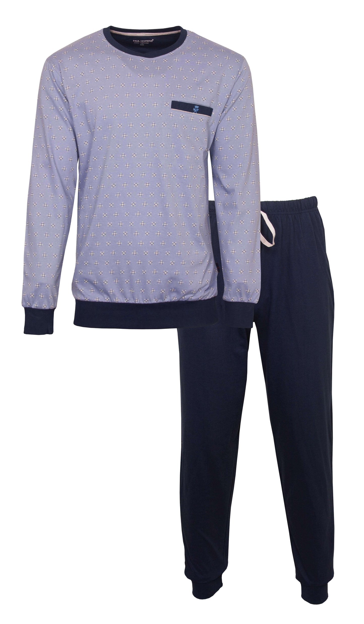 Lichtblauwe pyjama set met gedessineerde top en lange mouwen, en een donkerblauwe broek met elastische band.