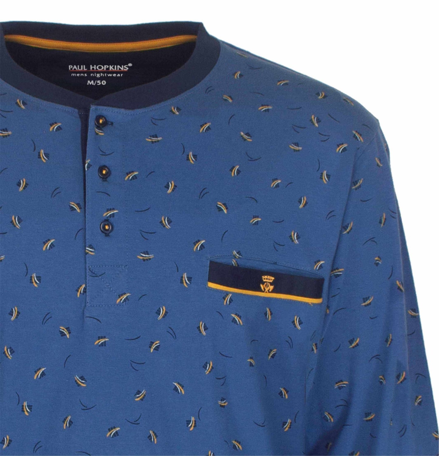 Lichtblauwe pyjama met kleine gele en zwarte motieven, drukknopennoopsluiting en borstzakje met merklogo