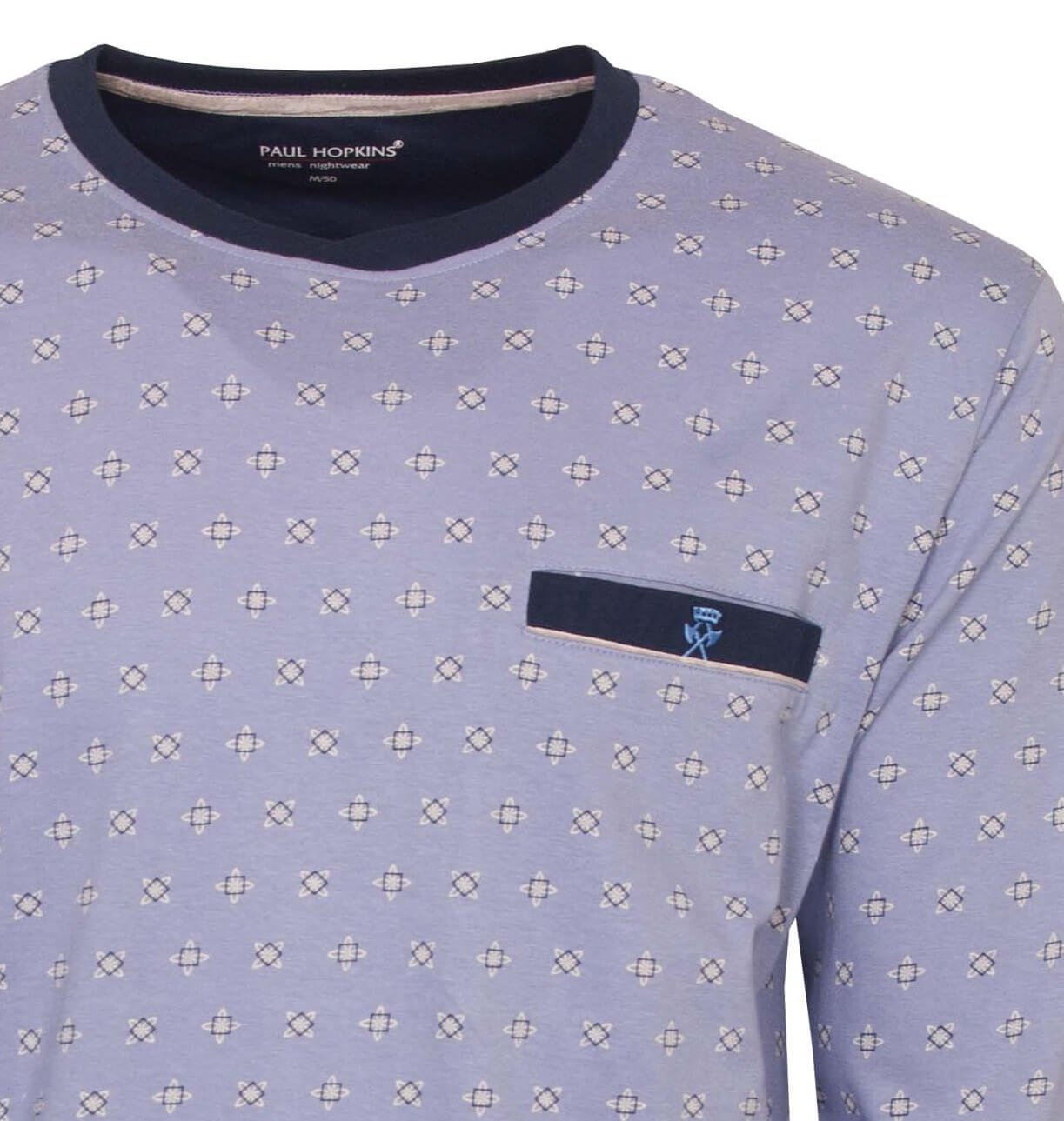 Lichtblauwe pyjama top met ronde hals, kleine geometrische print en donkerblauw borstzakje met logo.