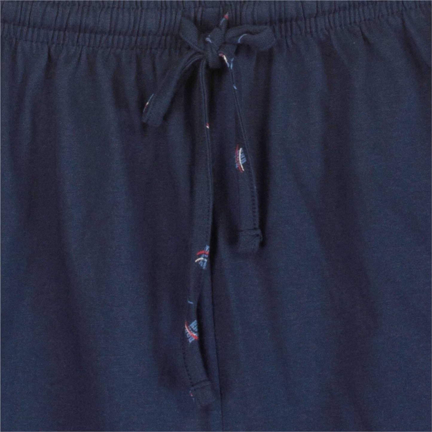 Donkerblauwe pyjama met subtiel geprint dessin, zichtbaar is de bovenkant met knopen en een kraag