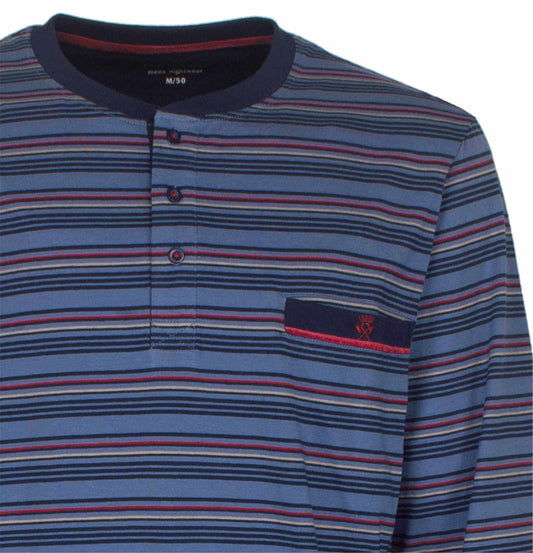 Blauwe gestreepte heren pyjama met polo sluiting, donkerblauwe kraag en rood-zwart logo op borstzakje