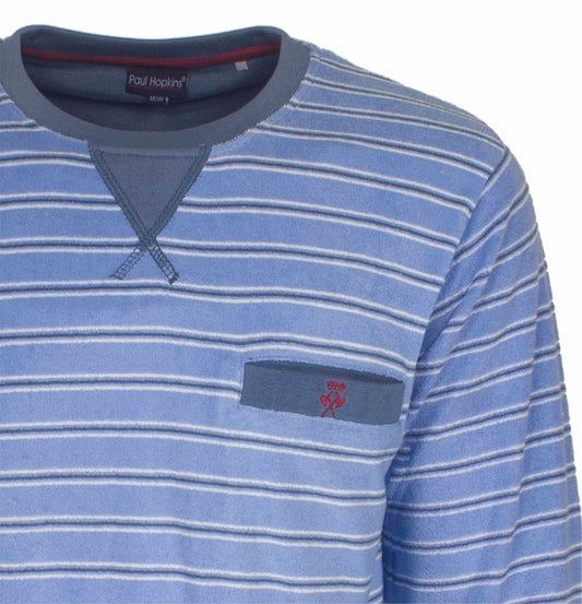 Blauwe gestreepte pyjama van badstof met contrasterende kraag en borstzak met rood logo