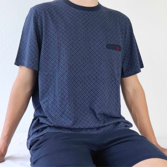 Blauwe heren shortama met subtiel geprint dessin, ronde hals en korte mouwen, gedragen door model