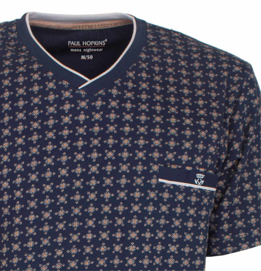 Blauwe heren pyjama top met V-hals en klein geometrisch bloemenpatroon, merk Paul Hopkins zichtbaar