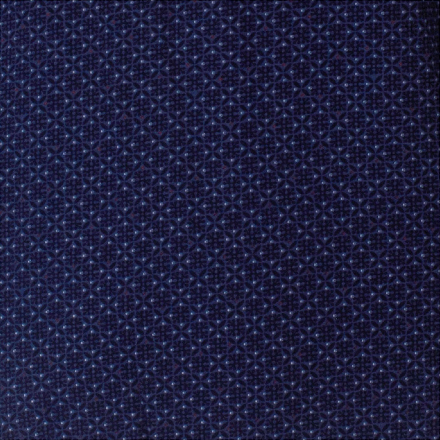 Close-up van blauw textiel met fijn geprint diamantpatroon, typisch voor pyjama of shortama stof.