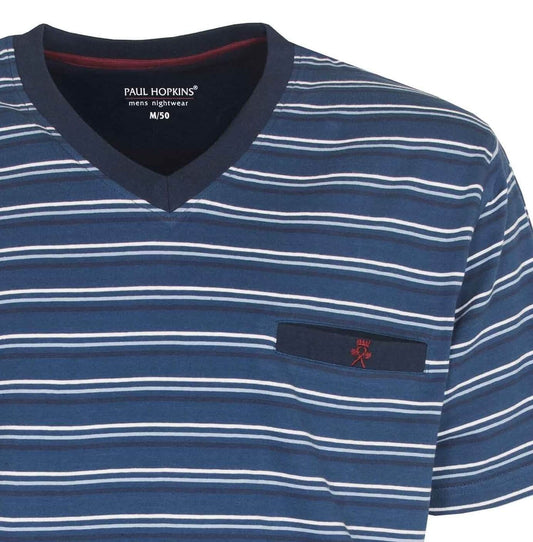 Blauw gestreepte heren pyjama top met V-hals, korte mouwen en borstzakje met geborduurd logo
