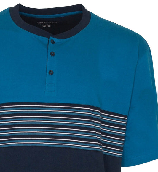 Blauw shirt met donkere kraag, drie knoopjes en gestreept patroon onderaan in blauw, wit en donkerblauw.