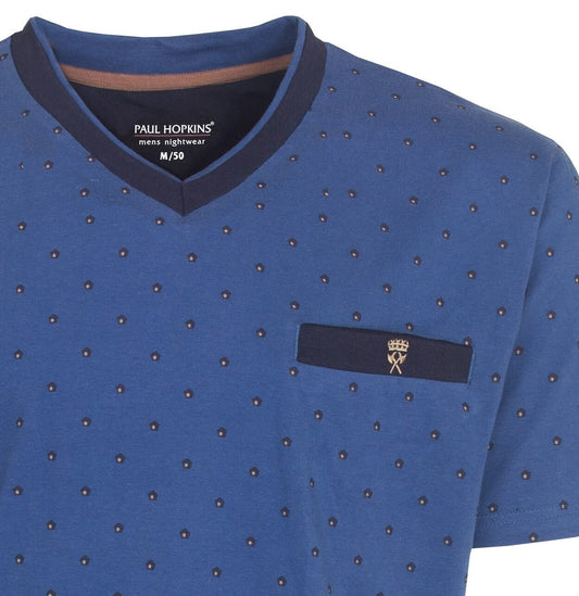 Blauwe heren pyjama top met V-hals, korte mouwen en een stippenpatroon. Paul Hopkins logo zichtbaar.
