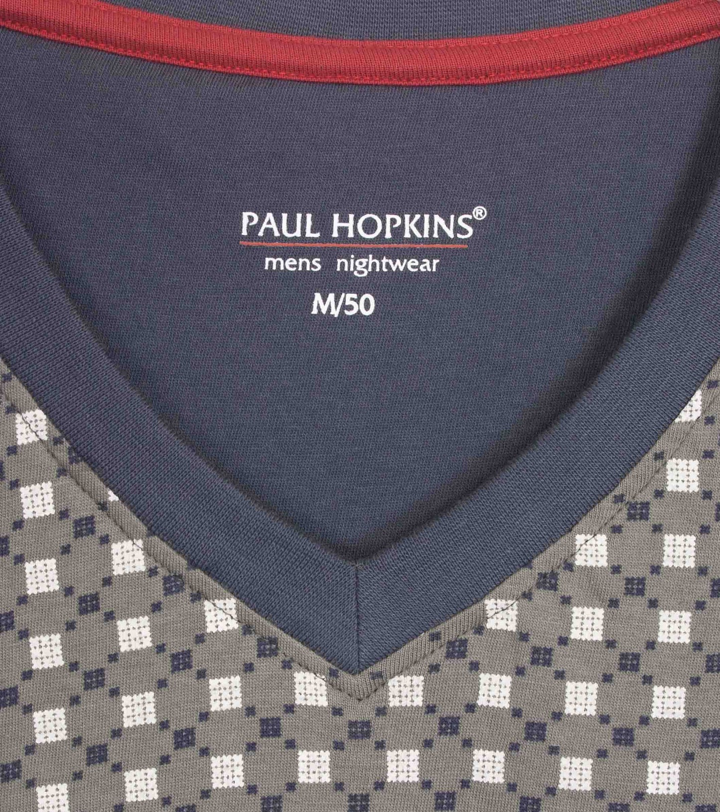Blauwe Paul Hopkins heren shortama met V-hals, korte mouwen en geprint dessin. Detailfoto van het label.