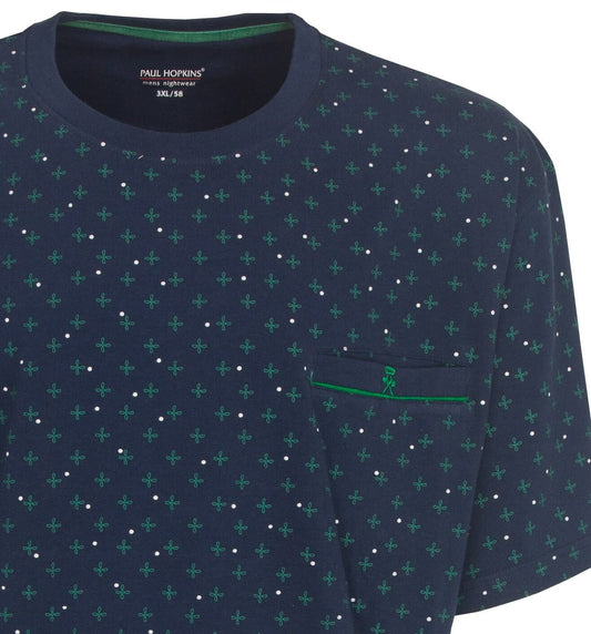 Donkerblauwe pyjama top met groene bloemmotieven en witte stippen, ronde hals en borstzakje met logo.