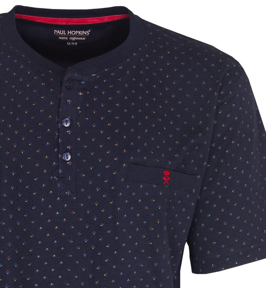 Donkerblauwe Paul Hopkins heren shortama met kleine kleurrijke stippen en een borstzakje met rood logo.