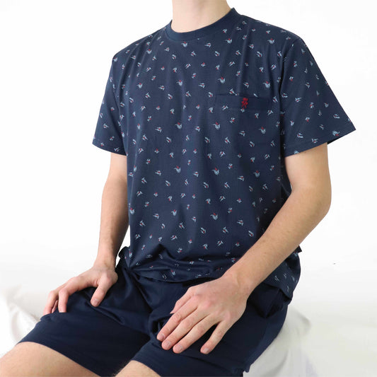 Blauwe heren shortama met ronde hals en klein geprint dessin, bestaande uit een T-shirt en korte broek