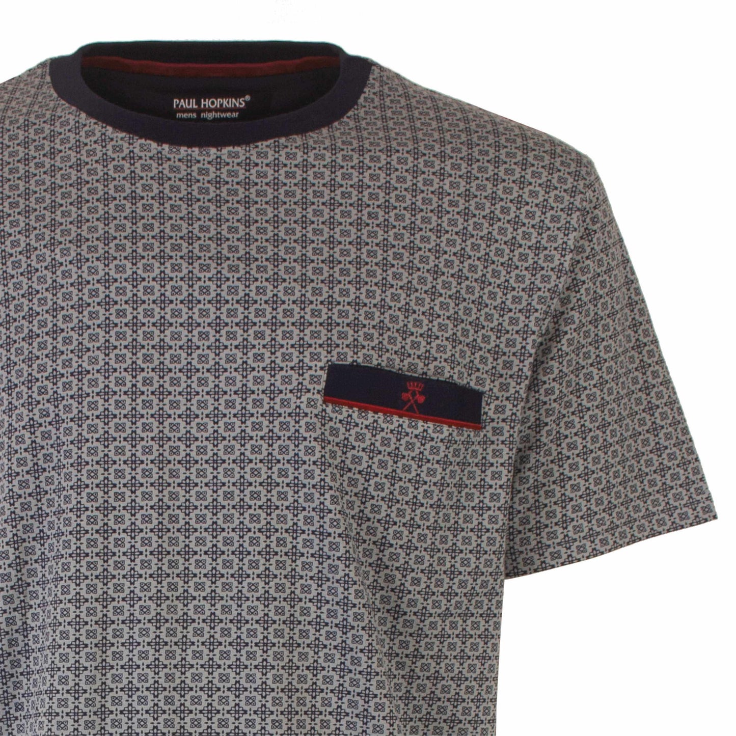 Grijze heren shortama met donkerblauw geometrisch patroon, ronde hals en borstzakje met logo.