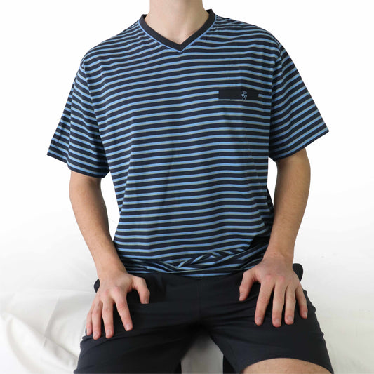 Gestreepte blauw-zwarte heren shortama met V-hals. Korte mouwen en bijpassende donkere shorts.