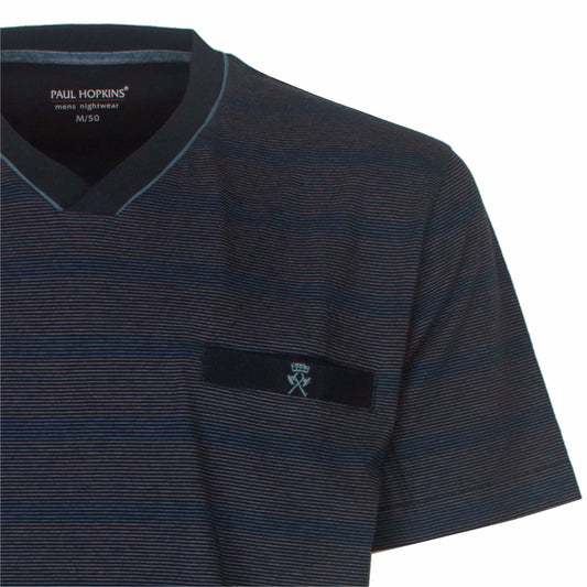 Donkerblauwe gestreepte heren pyjama top van Paul Hopkins met V-hals en een klein embleem op de borst.