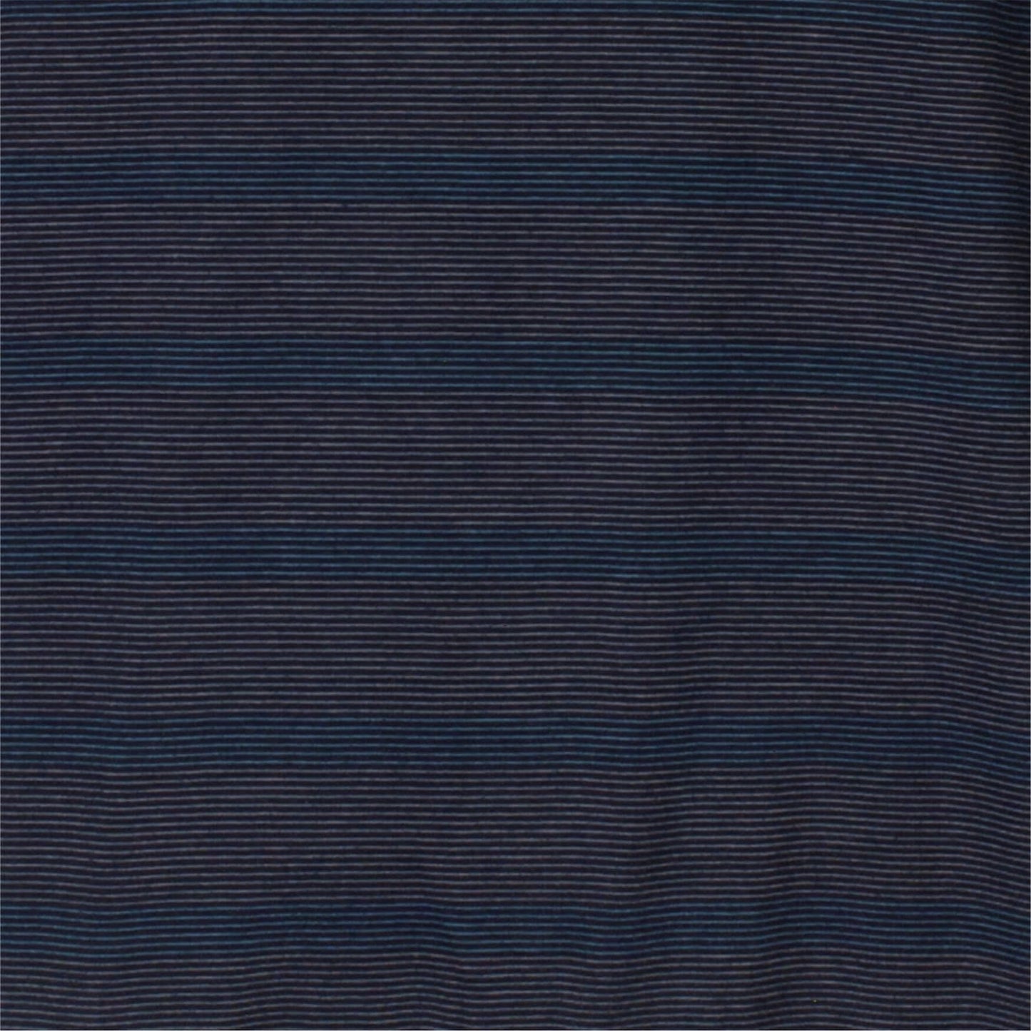 Close-up van een fijn gestreepte blauwe stof, gebruikt voor een heren shortama van Paul Hopkins.