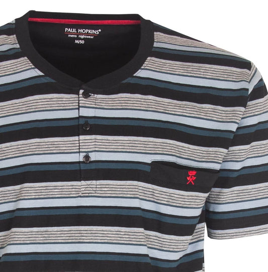 Gestreepte heren shortama van Paul Hopkins in blauw, zwart en grijs. Close-up van de bovenkant met knoopsluiting.