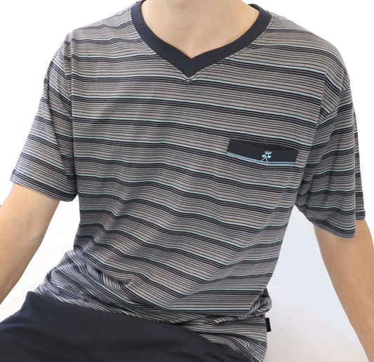 Gestreepte donkergrijze heren shortama bovenstuk met V-hals en korte mouwen, voorzien van een borstzakje.