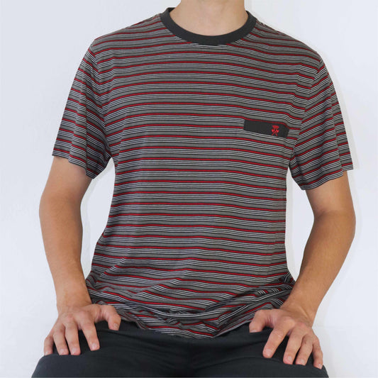 Gestreept grijs t-shirt met rode en zwarte lijnen, ronde hals en een klein logo op de borstzak.