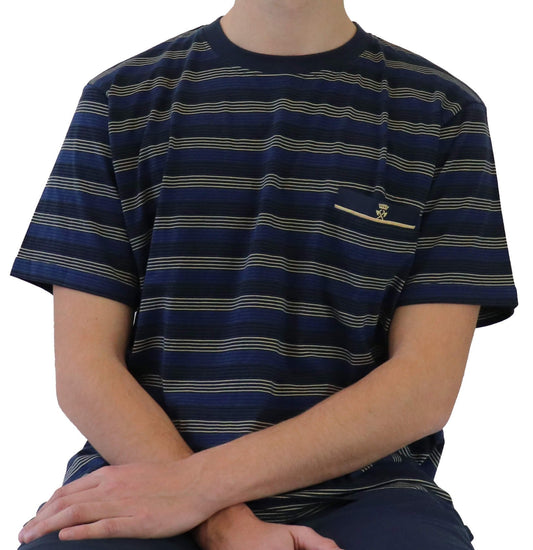 Gestreepte indigo blauwe heren shortama met korte mouwen en een borstzakje met klein logo.