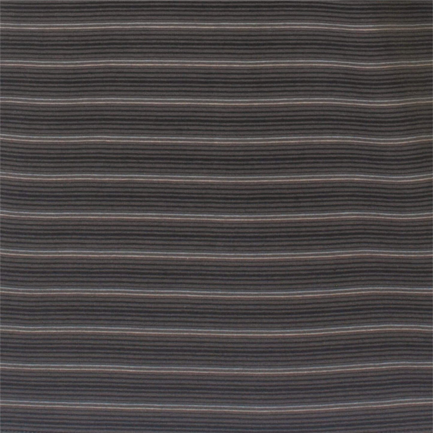 Grijze gestreepte stof met donkere en lichtere grijstinten in horizontale lijnen, typisch voor pyjamamateriaal.