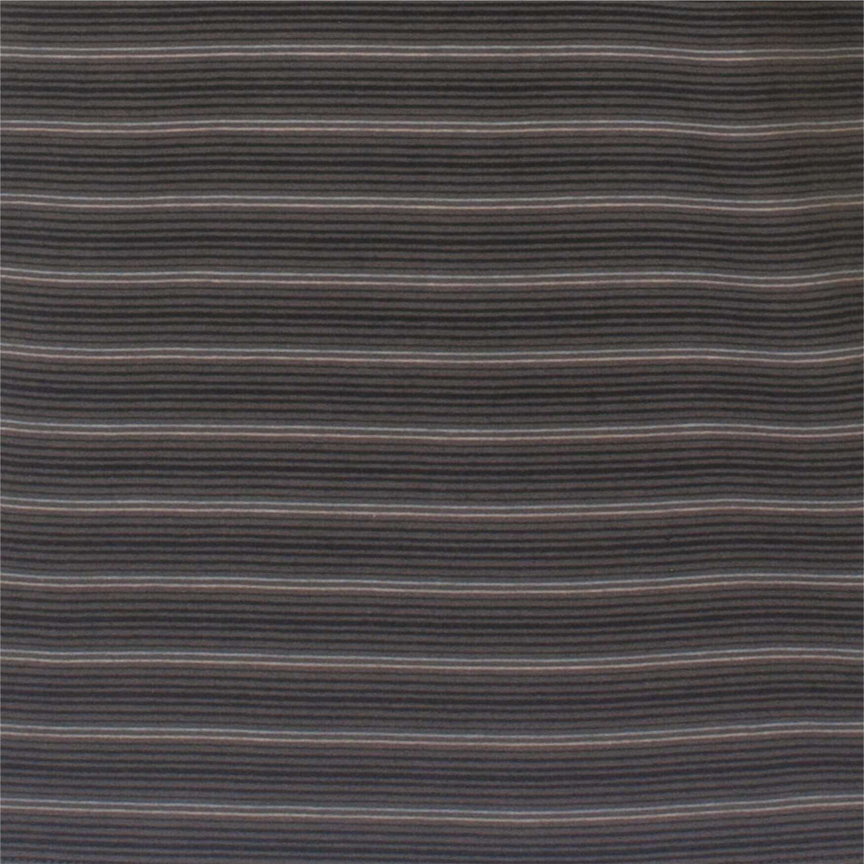 Grijze gestreepte stof met donkere en lichtere grijstinten in horizontale lijnen, typisch voor pyjamamateriaal.