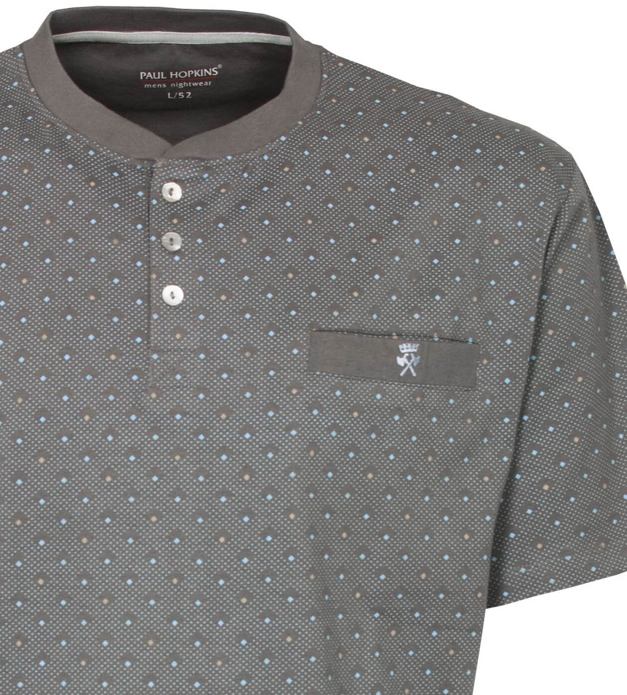 Grijze heren shortama met lichtblauwe en beige stippen, drie knoopjes en een borstzakje met logo.