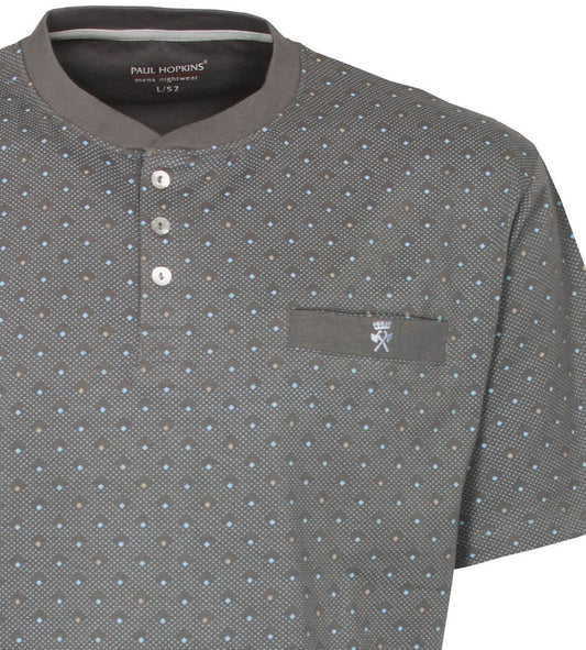 Grijze heren shortama met lichtblauwe en beige stippen, drie knoopjes en een borstzakje met logo.