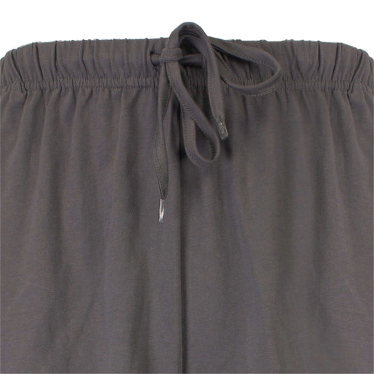 Close-up van de taille van een grijze shortama met elastische band en aantrekkoord voor verstelbare pasvorm.