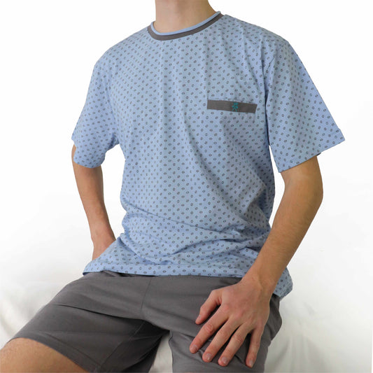 Lichtblauwe heren shortama met rond geprint patroon, korte mouwen en bijpassende grijze shorts.