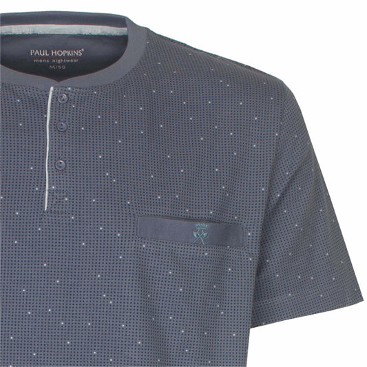 Lichtblauwe heren shortama met ge, ronde hals, knoopsluiting, borstzakmet logo en fijn geprint dessin