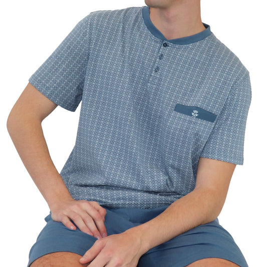 Petrolblauwe heren shortama met geprint dessin, korte mouwen en korte broek. Shirt heeft knoopsluiting en borstzakje.