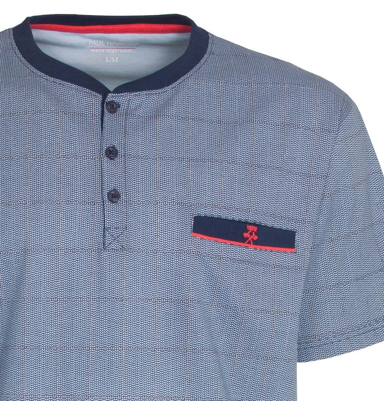 Blauwe heren shortama met geprint dessin, korte mouwen, polo sluiting en geborduurd logo op borstzak.